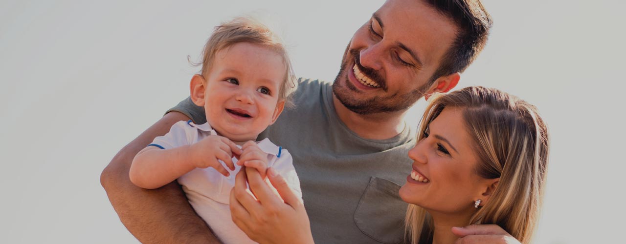 1280×500-parents-child-together